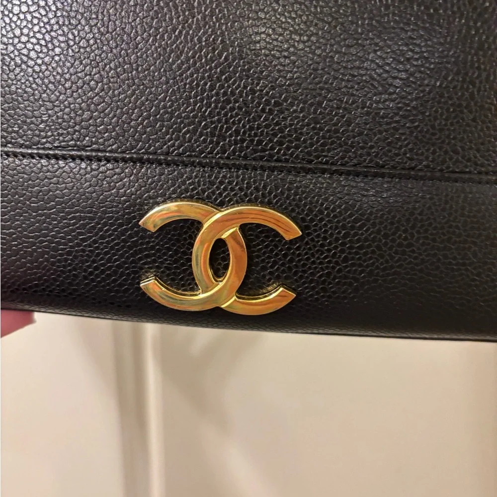 CHANEL Black Shoulder/Tote Bag in Caviar with Gold CC Accents-Beautiful! - Picture 4 of 15